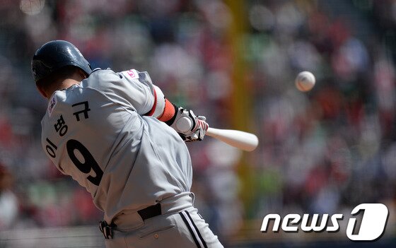 본문 이미지 - LG트윈스 이병규&#40;9&#41;가 6일 잠실구장에서 펼쳐진 한화 이글스와의 경기에서 역대 최소경기 2000안타 기록을 만들어 냈다./뉴스1 © News1 손형주 기자