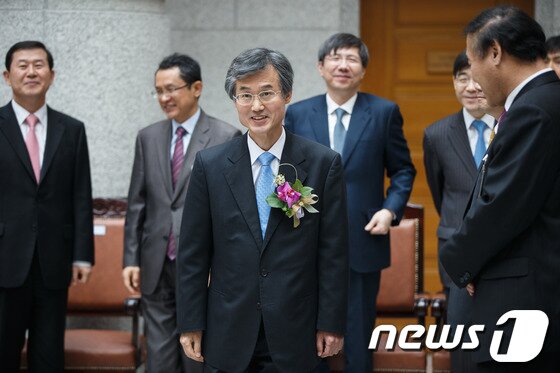 본문 이미지 - 조희대 대법관이 4일 오후 서울 서초구 대법원에서 열린 대법관 취임식에서 취임인사를 하고 있다. 2014.3.4/뉴스1