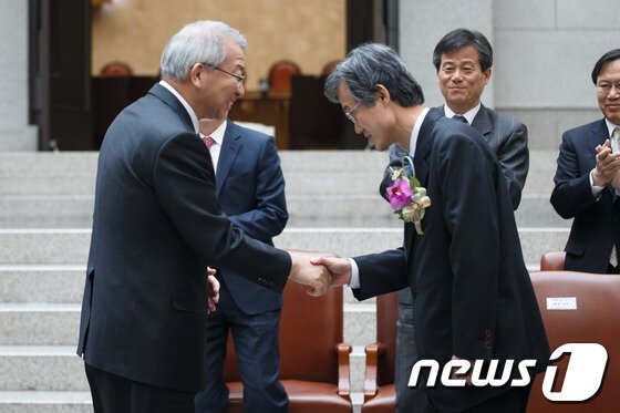 본문 이미지 - 조희대 대법관이 4일 오후 서울 서초구 대법원에서 열린 대법관 취임식에서 양승태 대법원장과 악수하고 있다. 2014.3.4/뉴스1