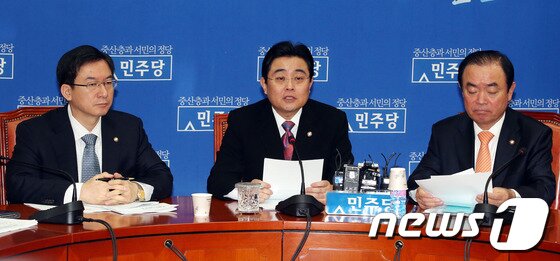 본문 이미지 - 전병헌 민주당 원내대표가 6일 오전 서울 여의도 국회에서 열린 고위정책회의에 참석해 모두발언을 하고 있다.전 원내대표는 이날 회의에서 