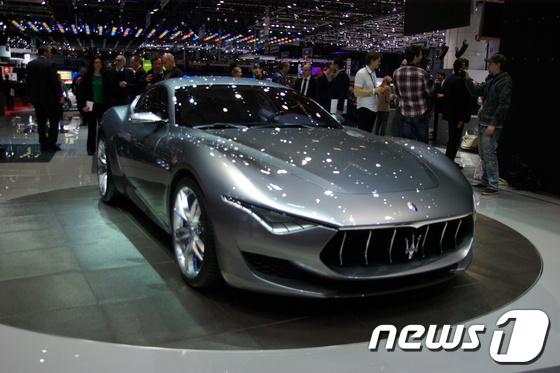 (제네바(스위스)=뉴스1) 류종은 기자 = 이탈리아 자동차 브랜드 마세라티가 스위스 제네바 팔렉스포에서 열린 '2014 제네바모터쇼'에서 스포츠 컨셉트카 '알피에리'를 공개하고 있 …