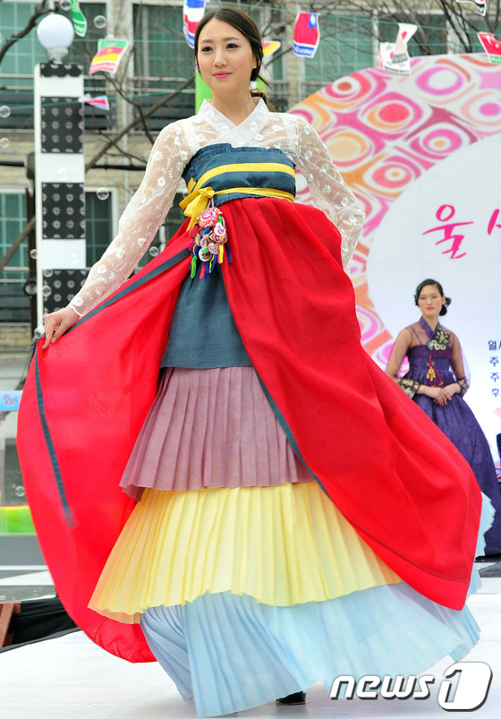 (울산=뉴스1) 노화정  기자 = 8일 오후 울산시 남구 삼산동 웨딩테마공원에서 열린 '2014 울산웨딩거리 페스티벌' 오프닝 이벤트에서 한복을 입은 모델이 워킹을 하고 있다. 2 …