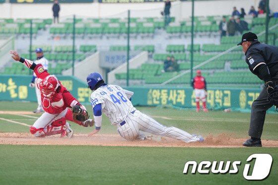 본문 이미지 - 9일 대구운동장에서 열린 기아 삼성 2014프로야구 시범경기에서 6회말 2사 김태원 안타에 힘을 입어 이홍련이 3루에서 홈을 밟고 있다. © News1   김대벽 기자