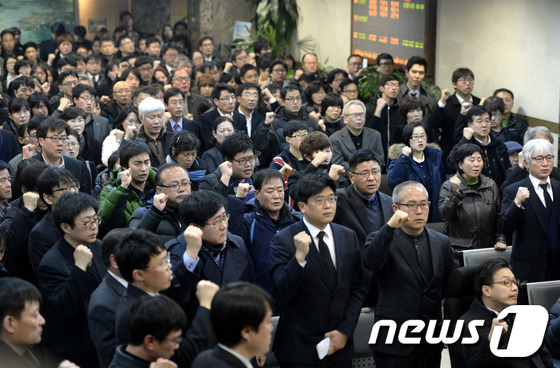 (서울=뉴스1) 안은나 기자 = 노동당 박은지 부대표의 추모식이 열린 9일 오후 서울 동작구 흑석동 중앙대병원 장례식장에서 참석자들이 임을 위한 행진곡을 부르고 있다.박 부대표는 …