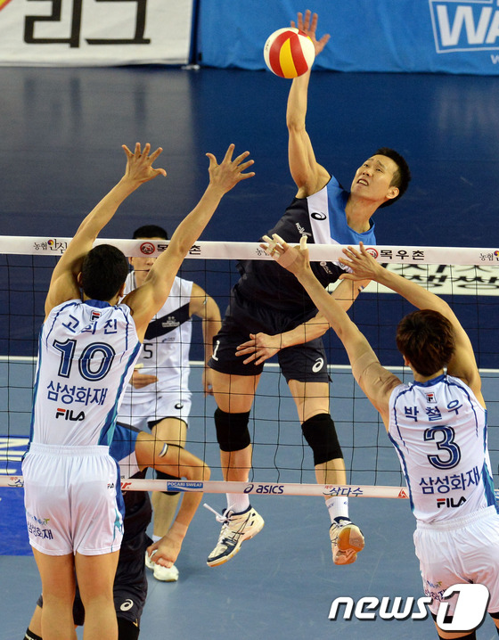 (천안=뉴스1) 장수영 기자 = 1일 충남 천안시 유관순체육관에서 열린 NH농협 2013-2014 V-리그 현대캐피탈과 삼성화재의 챔피언결정전 3차전에서 현대캐피탈 임동규가 공격을 …