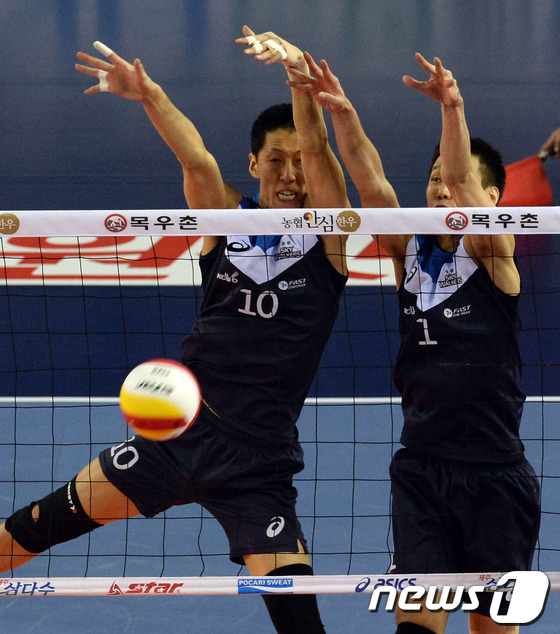 (천안=뉴스1) 장수영 기자 = 1일 충남 천안시 유관순체육관에서 열린 NH농협 2013-2014 V-리그 현대캐피탈과 삼성화재의 챔피언결정전 3차전에서 현대캐피탈 임동규가 상대 …