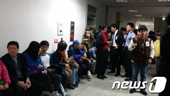 (대구경북=뉴스1) 김대벽 기자 = 11일 오전 10시 대구지법에서 열린 '칠곡 계모 사건' 선고를 법정에서 지켜보기 위해 시민들이 줄을 서 기다리고 있다.대구지법 제11형사부은 …