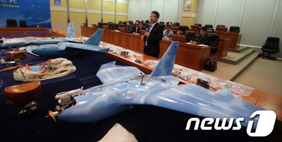 본문 이미지 - 김종성 UAD 체계개발단장이 11일 대전 국방과학연구소에서 북 추정 무인기 중간조사결과를 발표하며 무인기에 탑재된 부품과 카메라 재원 등을 설명하고 있다. 2014.4.11/뉴스1 © News1 사진공동취재단