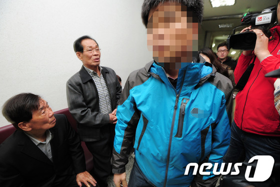 (대구=뉴스1) 정훈진 기자 = '칠곡 계모 사건' 1심 선거공판이 열린 11일 오전 대구지법에서 '칠곡 계모 사건'의 친부인 김씨가 법정으로 출두하고 있다.대구지법 제11형사부은 …