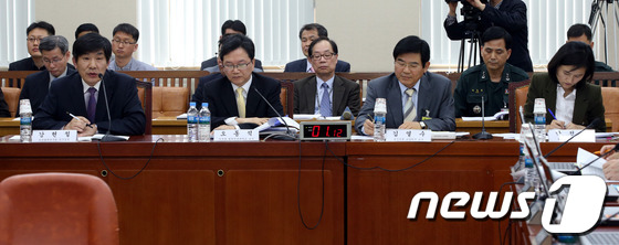 (서울=뉴스1) 이광호 기자 = 11일 오후 서울 여의도 국회 국방위원회 전체회의장에서 국군의 해외파견활동 참여에 관한 법률안에 대한 공청회가 열리고 있다.왼쪽부터 강현철 한국법제 …