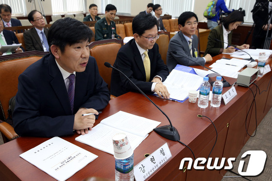 (서울=뉴스1) 이광호 기자 = 11일 오후 서울 여의도 국회 국방위원회 전체회의장에서 국군의 해외파견활동 참여에 관한 법률안에 대한 공청회가 열리고 있다.왼쪽부터 강현철 한국법제 …