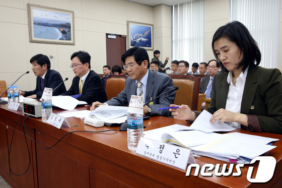 (서울=뉴스1) 이광호 기자 = 11일 오후 서울 여의도 국회 국방위원회 전체회의장에서 국군의 해외파견활동 참여에 관한 법률안에 대한 공청회가 열리고 있다.왼쪽부터 강현철 한국법제 …