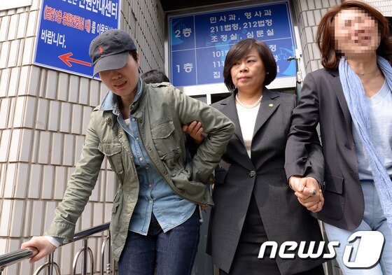 본문 이미지 - 울산에서 8살 의붓딸을 때려 숨지게 한 혐의로 &#39;살인죄&#39;로 기소된 계모 박모&#40;41·여&#41;씨의 1심 선고 공판이 열린 11일 울산지법에서 친모 심모씨가 아동학대방지를 위한 인터넷 회원들과 함께 법정을 나서며 오열하고 있다. 2014.4.11/뉴스1 © News1   이동원 기자