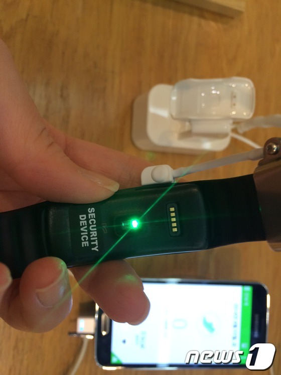 (서울=뉴스1) 서송희 기자 = 삼성전자가 11일 전략 스마트폰 '갤럭시 S5'와 '삼성 기어2', '삼성 기어2 네오', '삼성 기어 핏' 등 웨어러블 기기 3종을 전세계 동시 …