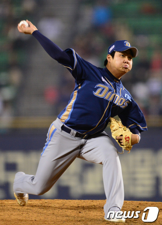 (서울=뉴스1) 민경석 기자 = 11일 오후 서울 잠실야구장에서 열린 2014 한국야쿠르트 세븐 프로야구 LG 트윈스와 NC 다이노스의 경기에서 NC 두번째 투수 이민호가 역투하고 …