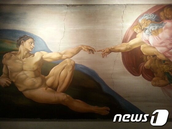 본문 이미지 - 미켈란로 전(4.12~6.22, 용산전쟁기념관)에 전시된 데 비토 안토니오의 '천지창조' 프레스코 재현 작품.© News1 