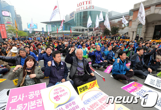 (서울=뉴스1) 오대일 기자 = 12일 서울역광장에서 열린 '반민중적 공공부문 정책 저지를 위한 공공노동자 총력투쟁 선포대회'에서 참가 노동자들이 구호를 외치고 있다.참가자들은 이 …