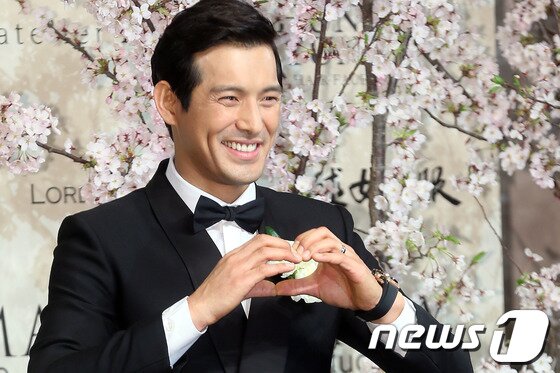 본문 이미지 - 배우 최정윤이 12일 오전 서울 장충동 신라호텔에서 열린 배우 오지호의 결혼식을 축하하기 위해 참석하고 있다.이날 오지호가 결혼식 전 기자회견에서 눈물을 쏟았다는 소식이 전해져 관심을 모았다.오지호는 “아직 프러포즈를 못했다. 항상 마음에 짐이 있었다”며 눈물을 뚝뚝 흘렸다.또한 오지호는 이어 “2세를 빨리 갖고 싶었는데, 촬영 때문에 안 됐다. 내년 쯤 꼭 아이를 가지고 싶다”고 덧붙였다.한편, 오지호는 의류업계 종사자인 예비 신부와 2년간 교제, 지난 2월 결혼을 발표했다. 2014.4.12 스타뉴스/뉴스1 © News1   박지혜 기자