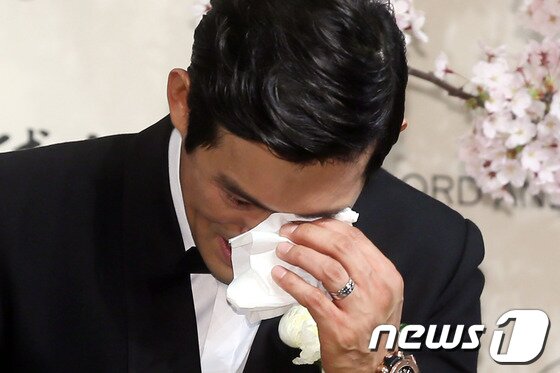 본문 이미지 - 배우 오지호가 12일 오전 서울 중구 장충동 신라호텔에서 3살 연하의 의류업계 종사자 여자친구와 결혼식에 앞서 취재진에 인사를 하고 있다.오지호는 이 자리에서 