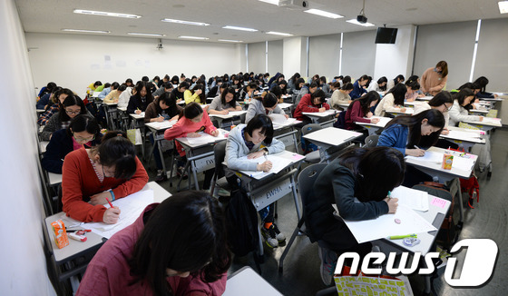 (서울=뉴스1) 박지혜 기자 = 12일 오후 서울 서대문구 이화여자대학교에서 고3 수험생들이 올해 처음으로 실시된 2015학년도 모의논술고사를 치르고 있다.이날 모의 논술고사에는 …