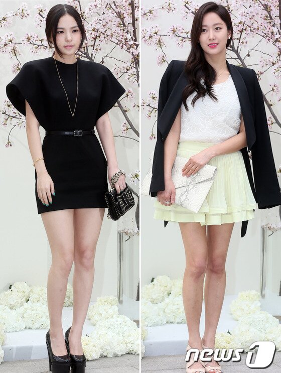 본문 이미지 - 배우 김승우-김남주 부부가 12일 오전 서울 장충동 신라호텔에서 열린 배우 오지호의 결혼식을 축하하기 위해 참석하고 있다.이날 오지호가 결혼식 전 기자회견에서 눈물을 쏟았다는 소식이 전해져 관심을 모았다.오지호는 “아직 프러포즈를 못했다. 항상 마음에 짐이 있었다”며 눈물을 뚝뚝 흘렸다.또한 오지호는 이어 “2세를 빨리 갖고 싶었는데, 촬영 때문에 안 됐다. 내년 쯤 꼭 아이를 가지고 싶다”고 덧붙였다.한편, 오지호는 의류업계 종사자인 예비 신부와 2년간 교제, 지난 2월 결혼을 발표했다. 2014.4.12 스타뉴스/뉴스1 © News1   박지혜 기자