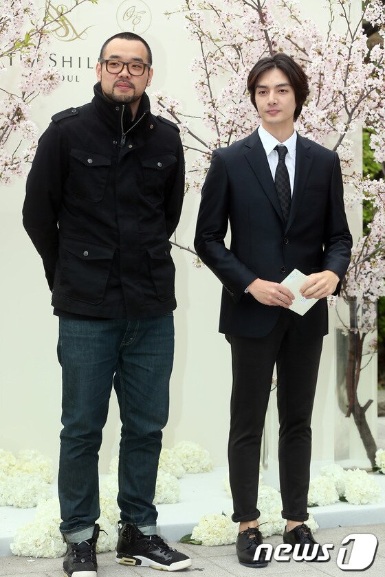 본문 이미지 - 배우 박정아가 12일 오전 서울 장충동 신라호텔에서 열린 배우 오지호의 결혼식을 축하하기 위해 참석하고 있다.이날 오지호가 결혼식 전 기자회견에서 눈물을 쏟았다는 소식이 전해져 관심을 모았다.오지호는 “아직 프러포즈를 못했다. 항상 마음에 짐이 있었다”며 눈물을 뚝뚝 흘렸다.또한 오지호는 이어 “2세를 빨리 갖고 싶었는데, 촬영 때문에 안 됐다. 내년 쯤 꼭 아이를 가지고 싶다”고 덧붙였다.한편, 오지호는 의류업계 종사자인 예비 신부와 2년간 교제, 지난 2월 결혼을 발표했다. 2014.4.12 스타뉴스/뉴스1 © News1   박지혜 기자