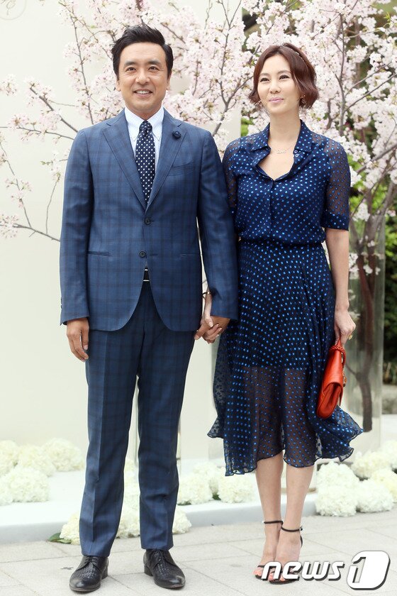 본문 이미지 - 가수 마리오와 김준이 12일 오전 서울 장충동 신라호텔에서 열린 배우 오지호의 결혼식을 축하하기 위해 참석하고 있다. 2014.4.12 스타뉴스/뉴스1 © News1   박지혜 기자