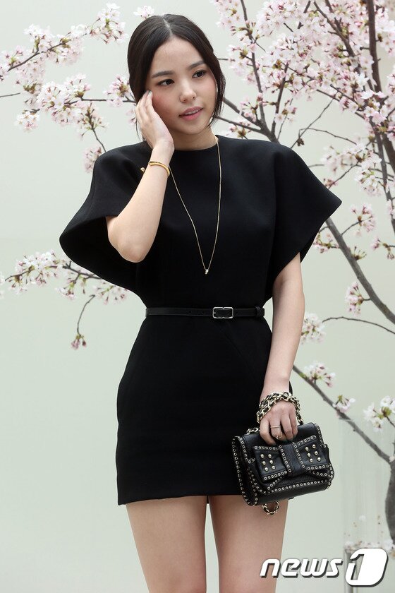 본문 이미지 - 배우 민효린과 전혜빈이 12일 오전 서울 장충동 신라호텔에서 열린 배우 오지호의 결혼식을 축하하기 위해 참석하고 있다. 2014.4.12 스타뉴스/뉴스1 © News1   박지혜 기자