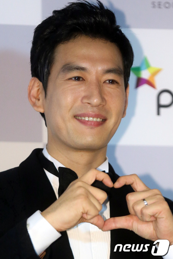 (서울=뉴스1) 박지혜 기자 = 배우 박정철이 12일 오후 서울 강남구 삼성동 그랜드인터 컨티넨탈 서울 파르나스그랜드볼룸에서 8세 연하 일반인 여자친구와 결혼식을 앞두고 취재진에게 …