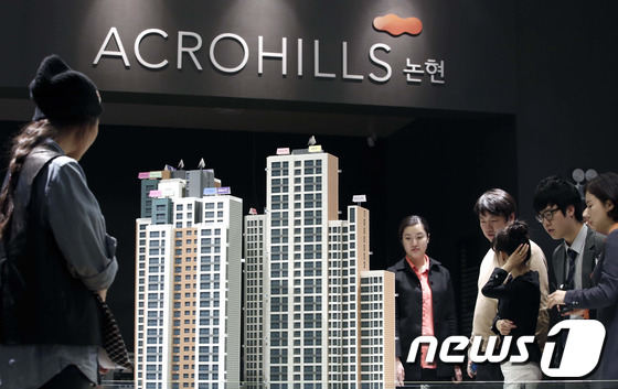 (서울=뉴스1) 한재호 기자 = 대림산업이 서울 강남구 논현동에 선보이는 '아크로힐스 논현' 견본주택이 내방객들로 붐비고 있다.논현동 경복아파트를 재건축하는 아크로힐스 논현은 빠른 …