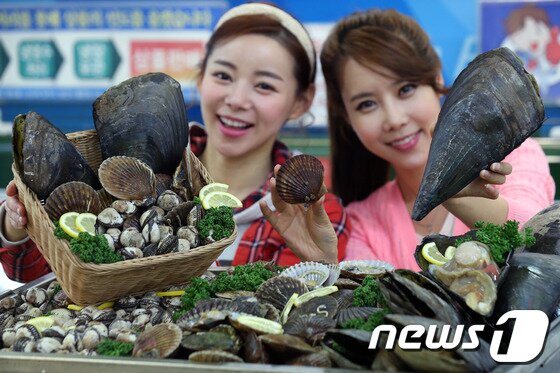 본문 이미지 - 키조개를 소개하는 모델. /뉴스1 ⓒ News1