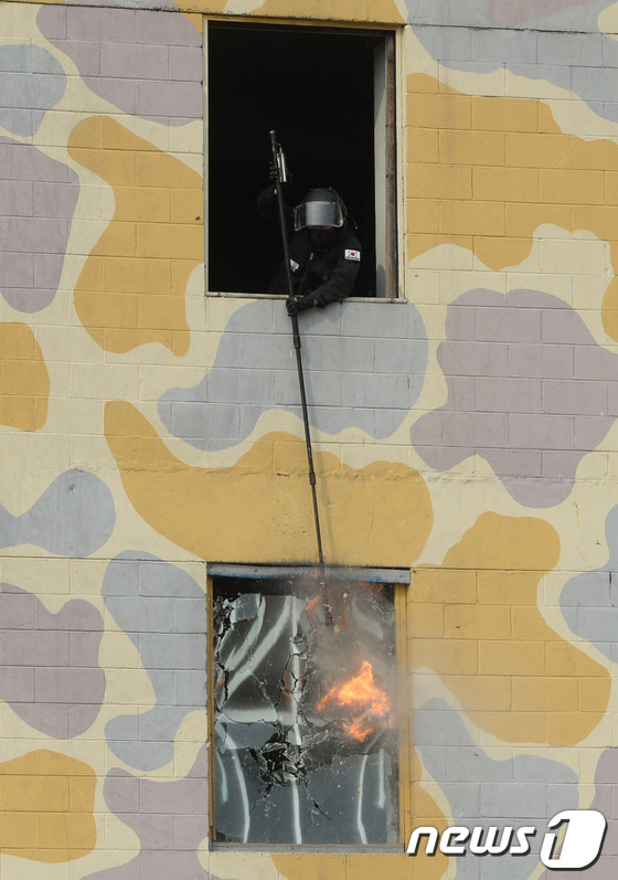 (서울=뉴스1) 양동욱 기자 = 13일 오후 서울 남태령 경찰특공대 훈련장에서 대원들이 테러상황 모의훈련을 실시하고 있다.이성한 경찰청장은 이날 경찰특공대를 방문해 특공대 장비 점 …