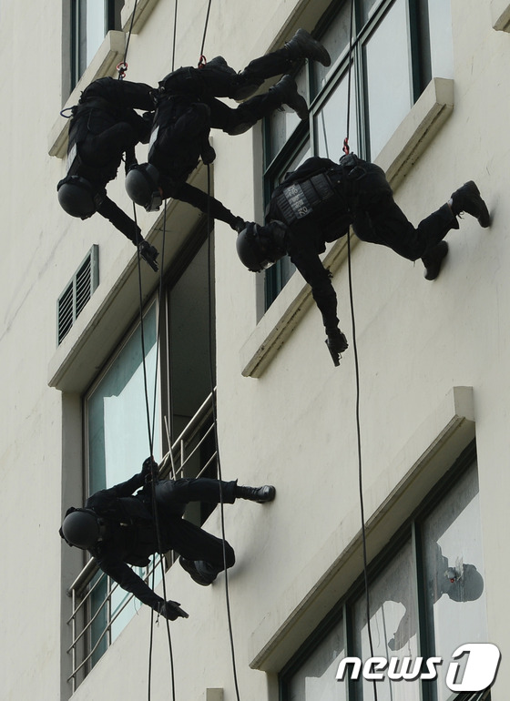 (서울=뉴스1) 양동욱 기자 = 13일 오후 서울 남태령 경찰특공대 훈련장에서 대원들이 건물 종합 레펠훈련을 실시하고 있다.이성한 경찰청장은 이날 경찰특공대를 방문해 특공대 장비 …