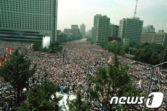 본문 이미지 -  1987년 7월 9일 열린 6월 항쟁관련 시청 앞에 모인 이한열 장례식 행렬 모습. /뉴스1DB