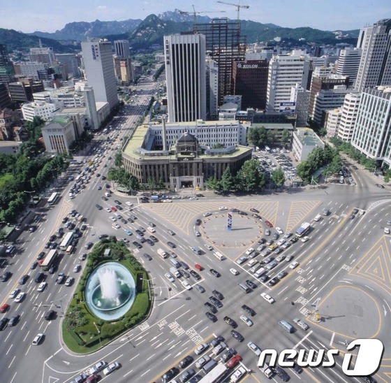 (서울=뉴스1) 박정호 기자 = 서울시가 서울광장 조성 10주년 및 서울기록관 건립을 기념해 '서울광장 기록수집·콘텐츠 개발사업'을 추진하면서 기록물 일부를 13일 공개했다. 사진 …