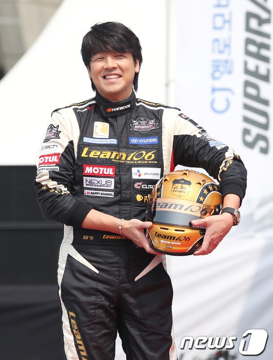 본문 이미지 - 배우 류시원이 14일 오전 서울 잠실 종합운동장에서 열린 '2014 CJ 헬로모바일 슈퍼레이스 챔피언십' 미디어데이 행사에 참석하고 있다. 2014.4.14 스타뉴스/뉴스1