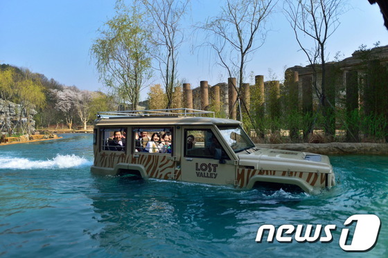 (서울=뉴스1) 김보영  = 삼성 에버랜드가 지난해 4월 선보인 후 누적 관람객 210만명을 돌파한 생태형 사파리 '로스트밸리'가 개장 1주년을 맞아 스페셜하게 변신했다고 15일 …