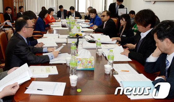 (서울=뉴스1) 박철중 기자 = 15일 오후 서울 여의도 국회에서 보건복지위원회 법안심사 소위원회가 열리고 있다. 2014.4.15/뉴스1