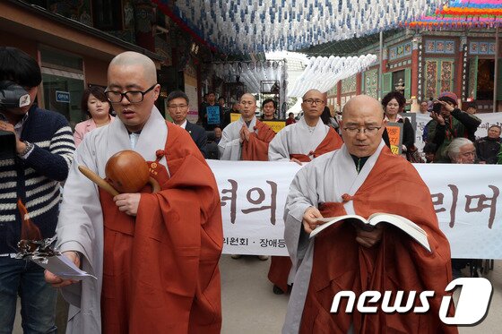 본문 이미지 - 지난 2월 생활고에 시달리다 스스로 목숨을 끊은 &#39;송파 세 모녀&#39;의 49재가 15일 오후 서울 종로구 조계사에서 봉행되고 있다. 조계종 노동위원회와 빈곤사회연대는 지난 2월 서울 석촌동에 있는 집에서 생활고를 겪다 숨진 채 발견된 세 모녀의 넋을 기리고 빈곤 문제 해결을 촉구했다. 2014.4.15/뉴스1 © News1   한재호 기자
