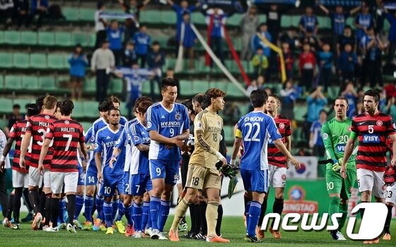 본문 이미지 - 15일 울산 문수축구경기장에서 2014 AFC챔피언스리그 H조 조별예선 울산 현대와 호주 웨스턴시드니 원더러스의 경기가 펼쳐지고 있다. 경기 시작에 앞서 양팀 선수들이 악수를 하고 있다. 2014.4.15./뉴스1 © News1   이재우 