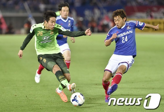 (일본(요코하마)=뉴스1) 사진공동취재단 = 전북 현대와 요코하마 F·마리노스의 ‘2014 AFC 챔피언스리그’ G조 5차전이 15일 일본 요코하마 국제경기장에서 열렸다.후반전 김 …