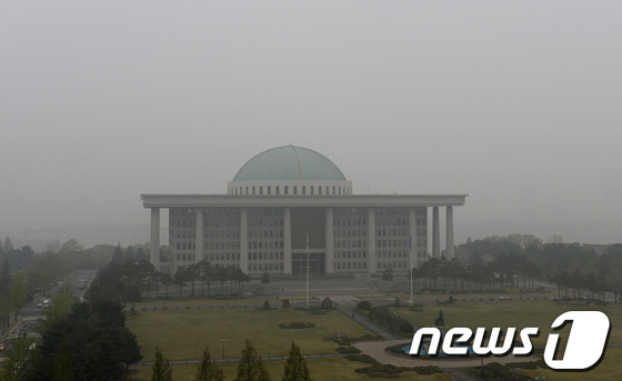 (서울=뉴스1) 박철중 기자 = 16일 오전 서울 여의도 국회의사당 주변으로 짙은 안개가 덮여 있다.이날 본회의가 예정된 국회는 제9차 한미 방위비분담 특별협정(SMA) 비준동의안 …