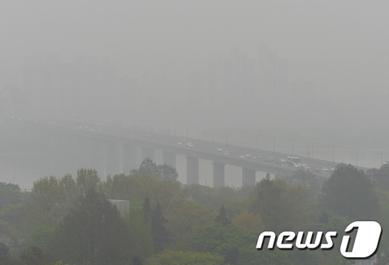 (서울=뉴스1) 박철중 기자 = 16일 오전 서울 여의도 서강대교 주변으로 짙은 안개가 덮여 있다.기상청은 이날 오전 현재 안개와 미세먼지로 서울을 포함한 전국 대부분 지방에 대기 …