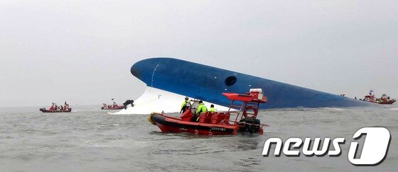 본문 이미지 - 16일 오전 9시께 전남 진도군 관매도 인근 남서방 1.7마일 해상에서 인천에서 출발해 제주로 향하던 6852t급 여객선 세월호가 침수 중이라는 신고가 해경에 접수됐다.이 여객선에는 학생 324명을 포함해 여객 448명, 승무원 29명 총 477명이 탑승하고 있는 것으로 알려졌다. 배가 침몰하고 있는 모습 (해양수산부 제공) 2014.4.16/뉴스1 © News1   이동원 기자
