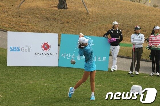본문 이미지 - 16일 서산수골프앤리조트서 열린 SBS 코리아 빅매치 서산수배 대회서 KLPG 안신애 선수가 멋진 샷 동작을 보이고 있다© News1 