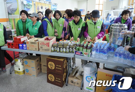 본문 이미지 - 전남 진도 앞바다에서 여객선 세월호가 침몰한 지 이틀째를 맞는 17일 진도 실내체육관에서 자원봉사자들이 실종자 가족을 위해 구호물품을 정리하고 있다. 2014.4.17/뉴스1 © News1 김태성 기자