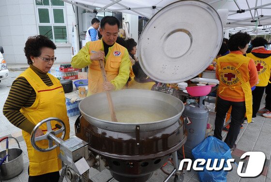 본문 이미지 - 전남 진도 앞바다에서 여객선 세월호가 침몰한 지 이틀째를 맞는 17일 진도 실내체육관에서 자원봉사자들이 실종자 가족을 위해 음식을 준비하고 있다. 2014.4.17/뉴스1 © News1 김태성 기자