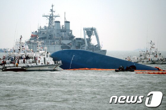 본문 이미지 - 전남 진도군 관매도 인근 해상에서 인천을 출발해 제주로 향하던 6825t급 여객선 세월호 침몰 사고 이틀째인 17일 오전 사고해역에서 해군과 해양경찰 등이 구조 작업을 진행하고 있다. 2014.4.17/뉴스1 © News1   박정호 기자
