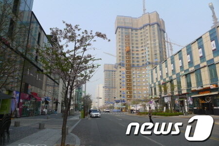 본문 이미지 - 송도 중심 주거지역인 1공구에 위치한 '더샵 그린워크' 건설 현장/사진=전병윤 기자© News1 