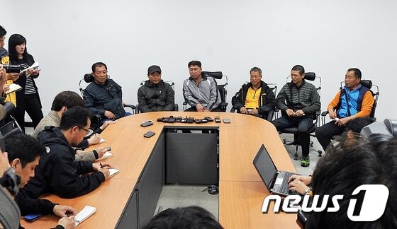 본문 이미지 - 침몰한 세월호에서 구조된 김동수&#40;49&#41;씨 등 제주출신 승객들이 17일 일 제주시 건입동 한국해운조합 제주지부 회의실에서 기자들과 만나 사고 당시 상황을 설명하고 있다. © News1 이상민 기자   